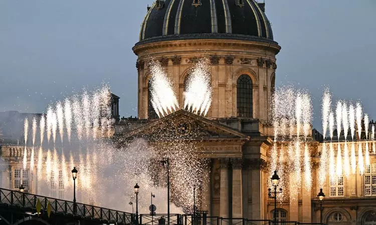 ... பாரீஸ் ஒலிம்பிக் கோலாகல தொடக்கம் - இந்திய தேசியக் கொடியை ஏந்திச்சென்ற சரத்கமல், பி.வி.சிந்து ... பாரீஸ் ஒலிம்பிக் கோலாகல தொடக்கம் - இந்திய தேசியக் கொடியை ஏந்திச்சென்ற சரத்கமல், பி.வி.சிந்து