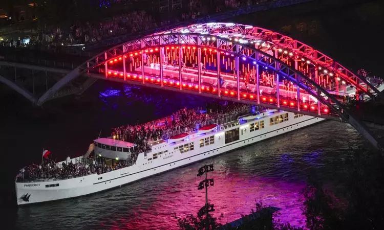 ... பாரீஸ் ஒலிம்பிக் கோலாகல தொடக்கம் - இந்திய தேசியக் கொடியை ஏந்திச்சென்ற சரத்கமல், பி.வி.சிந்து ... பாரீஸ் ஒலிம்பிக் கோலாகல தொடக்கம் - இந்திய தேசியக் கொடியை ஏந்திச்சென்ற சரத்கமல், பி.வி.சிந்து