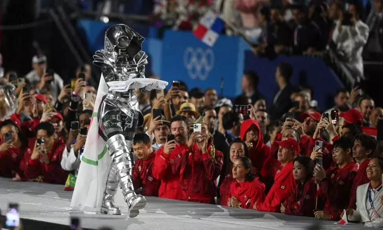 ஒலிம்பிக் கொடியுடன் நடந்து சென்ற நபர் ... பாரீஸ் ஒலிம்பிக் கோலாகல தொடக்கம் - இந்திய தேசியக் கொடியை ஏந்திச்சென்ற சரத்கமல், பி.வி.சிந்து ஒலிம்பிக் கொடியுடன் நடந்து சென்ற நபர் ... பாரீஸ் ஒலிம்பிக் கோலாகல தொடக்கம் - இந்திய தேசியக் கொடியை ஏந்திச்சென்ற சரத்கமல், பி.வி.சிந்து