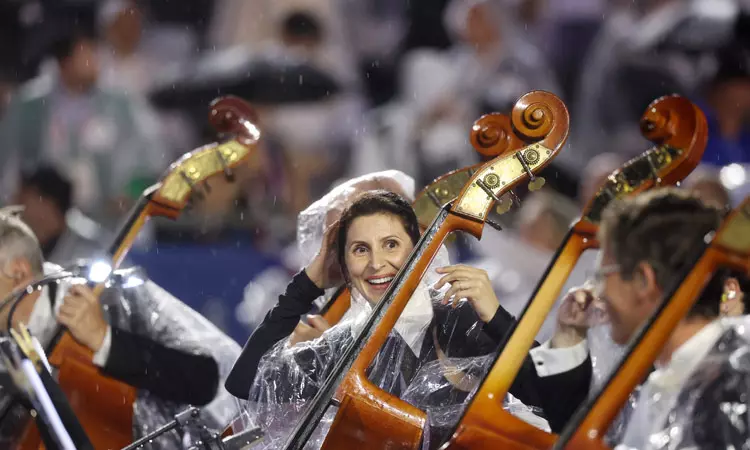 ... பாரீஸ் ஒலிம்பிக் கோலாகல தொடக்கம் - இந்திய தேசியக் கொடியை ஏந்திச்சென்ற சரத்கமல், பி.வி.சிந்து ... பாரீஸ் ஒலிம்பிக் கோலாகல தொடக்கம் - இந்திய தேசியக் கொடியை ஏந்திச்சென்ற சரத்கமல், பி.வி.சிந்து