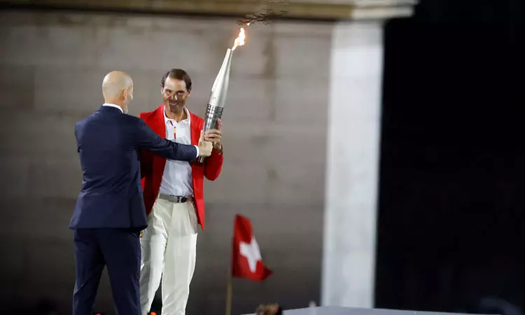 ஜினடின் ஜிடேன் ஒலிம்பிக் தீபத்தை ரபேல் நடாலிடம்... ... பாரீஸ் ஒலிம்பிக் கோலாகல தொடக்கம் - இந்திய தேசியக் கொடியை ஏந்திச்சென்ற சரத்கமல், பி.வி.சிந்து ஜினடின் ஜிடேன் ஒலிம்பிக் தீபத்தை ரபேல் நடாலிடம்... ... பாரீஸ் ஒலிம்பிக் கோலாகல தொடக்கம் - இந்திய தேசியக் கொடியை ஏந்திச்சென்ற சரத்கமல், பி.வி.சிந்து