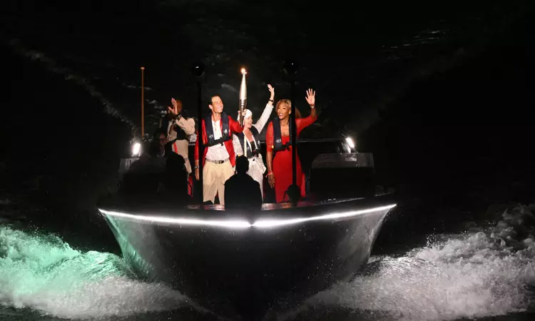 ... பாரீஸ் ஒலிம்பிக் கோலாகல தொடக்கம் - இந்திய தேசியக் கொடியை ஏந்திச்சென்ற சரத்கமல், பி.வி.சிந்து ... பாரீஸ் ஒலிம்பிக் கோலாகல தொடக்கம் - இந்திய தேசியக் கொடியை ஏந்திச்சென்ற சரத்கமல், பி.வி.சிந்து