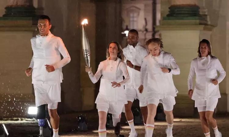 ... பாரீஸ் ஒலிம்பிக் கோலாகல தொடக்கம் - இந்திய தேசியக் கொடியை ஏந்திச்சென்ற சரத்கமல், பி.வி.சிந்து ... பாரீஸ் ஒலிம்பிக் கோலாகல தொடக்கம் - இந்திய தேசியக் கொடியை ஏந்திச்சென்ற சரத்கமல், பி.வி.சிந்து