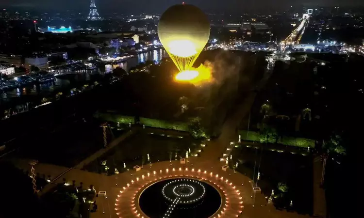 ... பாரீஸ் ஒலிம்பிக் கோலாகல தொடக்கம் - இந்திய தேசியக் கொடியை ஏந்திச்சென்ற சரத்கமல், பி.வி.சிந்து ... பாரீஸ் ஒலிம்பிக் கோலாகல தொடக்கம் - இந்திய தேசியக் கொடியை ஏந்திச்சென்ற சரத்கமல், பி.வி.சிந்து