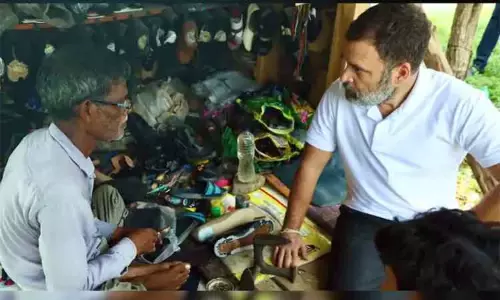 செருப்பு தைக்கும் தொழிலாளி கடைக்கு சென்ற ராகுல்காந்தி