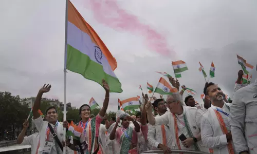 பாரீஸ் ஒலிம்பிக் கோலாகல தொடக்கம் - இந்திய தேசியக் கொடியை ஏந்திச்சென்ற சரத்கமல், பி.வி.சிந்து பாரீஸ் ஒலிம்பிக் கோலாகல தொடக்கம் - இந்திய தேசியக் கொடியை ஏந்திச்சென்ற சரத்கமல், பி.வி.சிந்து