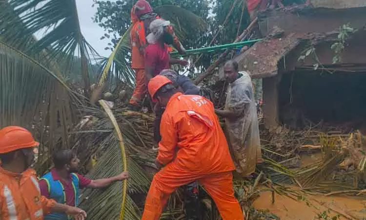 கேரளா நிலச்சரிவில் சிக்கி உயிரிழந்தவர்களின்... ... கேரளாவில் பயங்கர நிலச்சரிவு: பலி எண்ணிக்கை 123 ஆக உயர்வு - இரவிலும் தொடரும் மீட்பு பணிகள் கேரளா நிலச்சரிவில் சிக்கி உயிரிழந்தவர்களின்... ... கேரளாவில் பயங்கர நிலச்சரிவு: பலி எண்ணிக்கை 123 ஆக உயர்வு - இரவிலும் தொடரும் மீட்பு பணிகள்