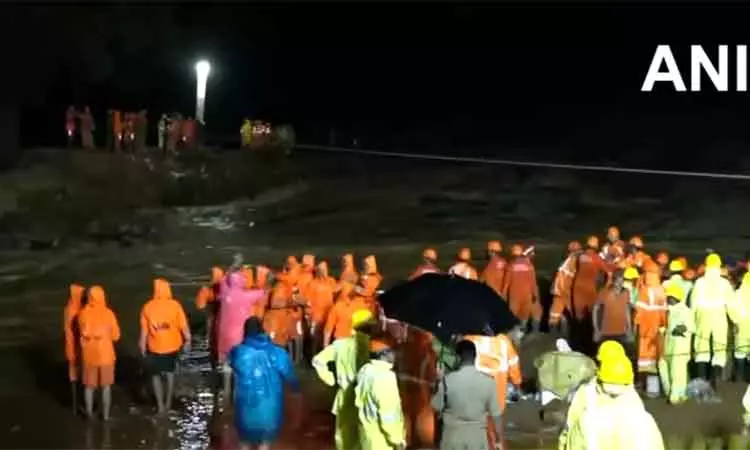 வயநாட்டில் இரவிலும் தொடரும் மீட்புப்பணி வயநாட்டில் இரவிலும் தொடரும் மீட்புப்பணி