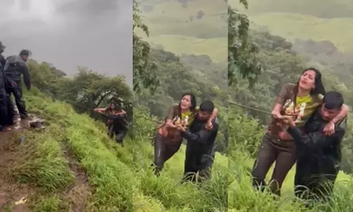 செல்பி புகைப்படம் ஆர்வத்தில்... 100 அடி ஆழ பள்ளத்தில் விழுந்த இளம்பெண்