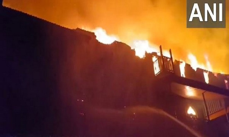 மராட்டிய மாநிலம்: திரையரங்கில் தீ விபத்து ஏற்பட்டதால் பரபரப்பு