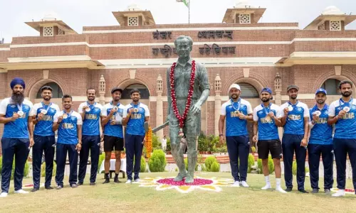 மேஜர் தயான் சந்த் சிலைக்கு மரியாதை செலுத்திய இந்திய ஆக்கி வீரர்கள் மேஜர் தயான் சந்த் சிலைக்கு மரியாதை செலுத்திய இந்திய ஆக்கி வீரர்கள்