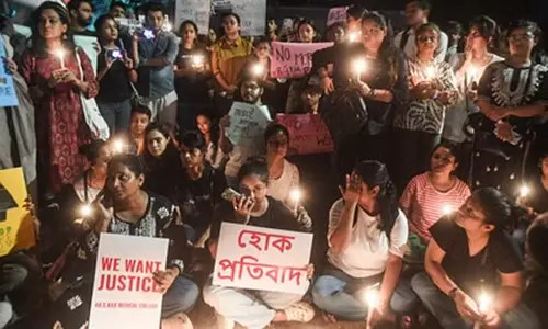 பெண் டாக்டர் பலாத்கார வழக்கு; நள்ளிரவில் ஆயிரக்கணக்கான பெண்கள் போராட்டம்