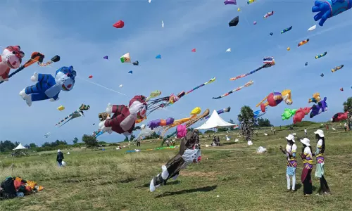 மாமல்லபுரத்தில் 2-வது நாளாக களைகட்டிய சர்வதேச பட்டம் விடும் திருவிழா