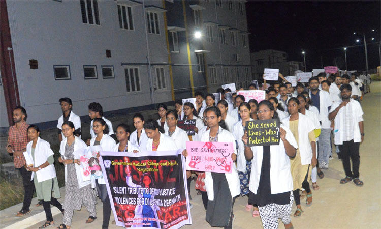 தமிழகத்தில், நாகை மருத்துவக் கல்லூரி மாணவ-... ... மேற்கு வங்காளத்தில் பயிற்சி பெண் டாக்டர் கொலை.. நாடு முழுவதும் போராட்டம் தமிழகத்தில், நாகை மருத்துவக் கல்லூரி மாணவ-... ... மேற்கு வங்காளத்தில் பயிற்சி பெண் டாக்டர் கொலை.. நாடு முழுவதும் போராட்டம்