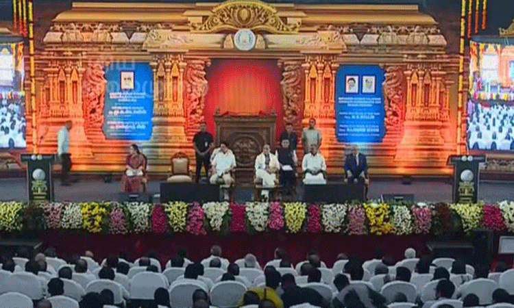 கலைஞர் நூற்றாண்டு நினைவு நாணயம் வெளியீட்டு... ... கருணாநிதி நூற்றாண்டு நினைவு நாணயம்: மத்திய மந்திரி ராஜ்நாத் சிங் வெளியிட்டார் கலைஞர் நூற்றாண்டு நினைவு நாணயம் வெளியீட்டு... ... கருணாநிதி நூற்றாண்டு நினைவு நாணயம்: மத்திய மந்திரி ராஜ்நாத் சிங் வெளியிட்டார்