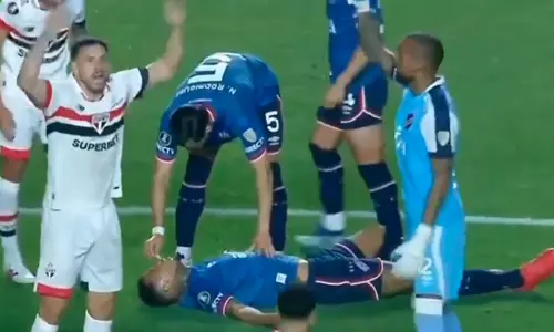 போட்டியின் போது கால்பந்து மைதானத்தில் மயங்கி விழுந்த வீரர் - வீடியோ