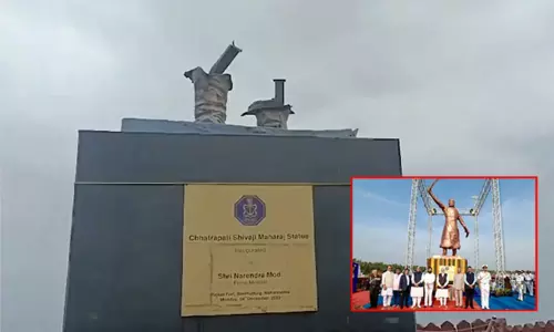 மராட்டியம்:  உடைந்து விழுந்த சிவாஜி சிலை; எதிர்க்கட்சிகள் கடும் விமர்சனம்