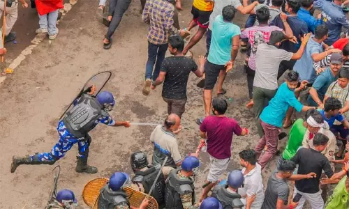 கொல்கத்தா பெண் மருத்துவர் கொலை: தடையை மீறி  போராட்டம்- கண்ணீர் புகை குண்டு வீச்சு