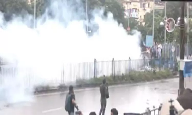 ஹவுரா பாலத்தின் முனை மற்றும் சந்திரகாச்சி ரெயில்... ... கொல்கத்தா பெண் மருத்துவர் கொலை: தடையை மீறி போராட்டம்- கண்ணீர் புகை குண்டு வீச்சு ஹவுரா பாலத்தின் முனை மற்றும் சந்திரகாச்சி ரெயில்... ... கொல்கத்தா பெண் மருத்துவர் கொலை: தடையை மீறி போராட்டம்- கண்ணீர் புகை குண்டு வீச்சு