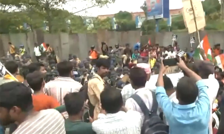 போராட்டக்காரர்கள் பல்வேறு பகுதிகளில் இருந்து ... ... கொல்கத்தா பெண் மருத்துவர் கொலை: தடையை மீறி  போராட்டம்- கண்ணீர் புகை குண்டு வீச்சு