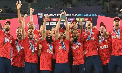 சர்வதேச கிரிக்கெட்டில் இருந்து ஓய்வை அறிவித்த  இங்கிலாந்து அதிரடி வீரர்...ரசிகர்கள் அதிர்ச்சி