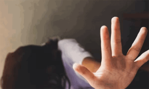 மாணவிகளிடம் தவறாக நடந்த ஆசிரியரை அடித்து ஊர்வலமாக இழுத்து சென்ற மக்கள்