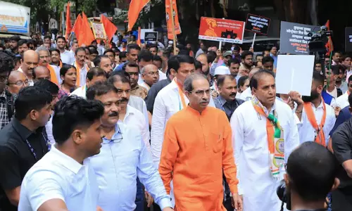 சிவாஜி சிலை இடிந்து விழுந்ததை கண்டித்து மும்பையில் கண்டன பேரணி சிவாஜி சிலை இடிந்து விழுந்ததை கண்டித்து மும்பையில் கண்டன பேரணி