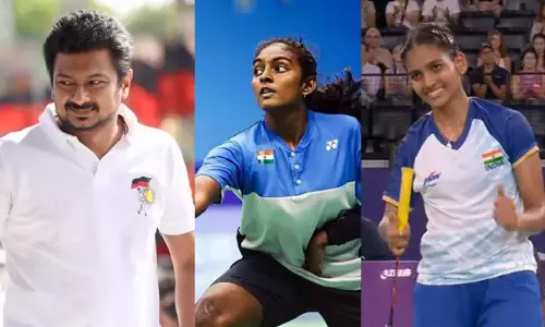 பாரா ஒலிம்பிக் பேட்மிண்டன்: பதக்கம் வென்ற துளசிமதி, மனிஷாவுக்கு அமைச்சர் உதயநிதி ஸ்டாலின் வாழ்த்து பாரா ஒலிம்பிக் பேட்மிண்டன்: பதக்கம் வென்ற துளசிமதி, மனிஷாவுக்கு அமைச்சர் உதயநிதி ஸ்டாலின் வாழ்த்து