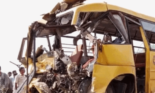 கர்நாடகா: சாலை விபத்தில் பள்ளி மாணவர்கள் இருவர் பலியான சோகம் - பலர் படுகாயம்