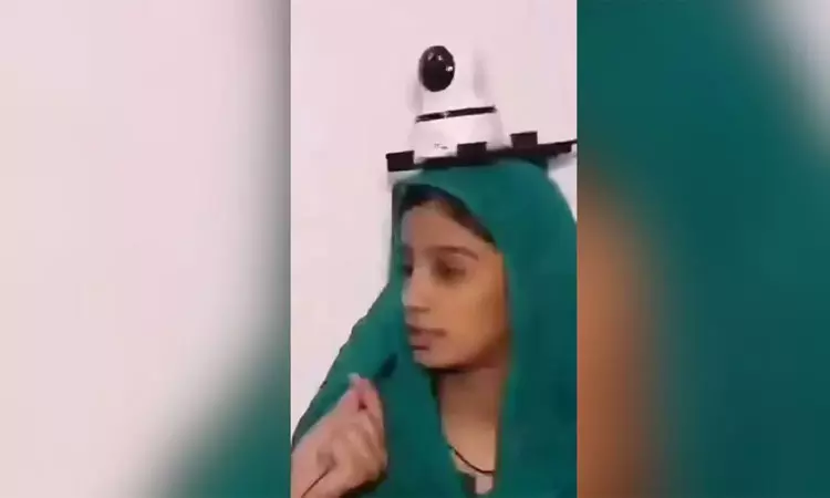 தலையில் சிசிடிவி கேமராவுடன் உலா வரும் இளம்பெண்