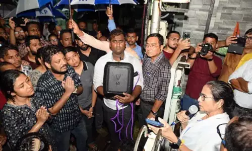 போராட்டத்தில் ஈடுபட்டுள்ள பயிற்சி மருத்துவர்களுக்கு மே.வங்க அரசு மீண்டும் அழைப்பு