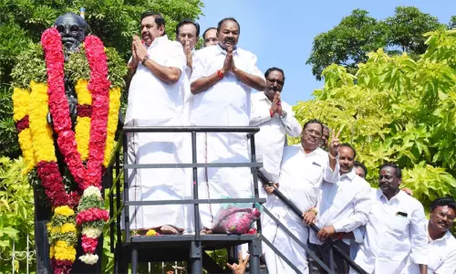 பெரியார் சிலைக்கு எடப்பாடி பழனிசாமி மாலை அணிவித்து மரியாதை