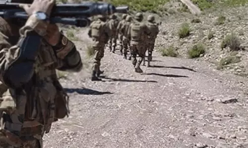 பாகிஸ்தான்: பயங்கரவாதிகள் நடத்திய தாக்குதலில் 6 பாதுகாப்புப்படையினர் பலி பாகிஸ்தான்: பயங்கரவாதிகள் நடத்திய தாக்குதலில் 6 பாதுகாப்புப்படையினர் பலி