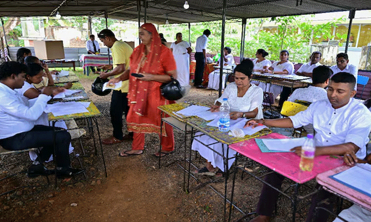 இலங்கை அதிபர் தேர்தல்: மும்முனை போட்டி - 75 சதவீத... ... இலங்கை அதிபர் தேர்தலில் 42.31 சதவீத வாக்குகளுடன் அனுரா குமார திசநாயகே வெற்றி; நாளை பதவியேற்பு இலங்கை அதிபர் தேர்தல்: மும்முனை போட்டி - 75 சதவீத... ... இலங்கை அதிபர் தேர்தலில் 42.31 சதவீத வாக்குகளுடன் அனுரா குமார திசநாயகே வெற்றி; நாளை பதவியேற்பு