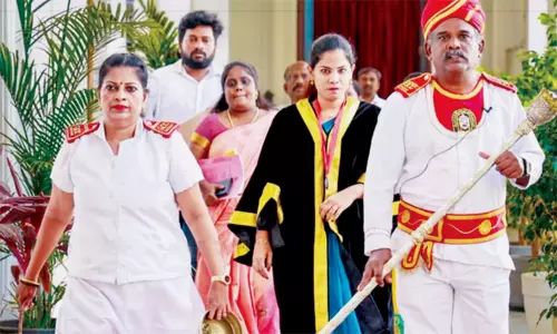 லிப்ஸ்டிக் போட்டதால் தபேதார் இடமாற்றம்? - மேயர் அலுவலகம் விளக்கம்