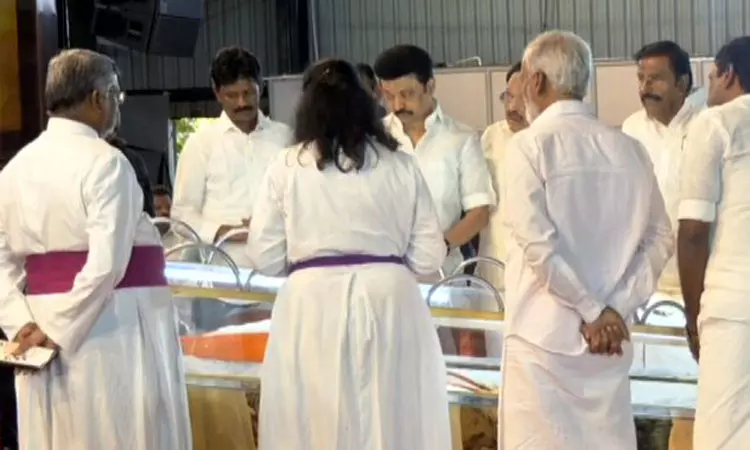 பேராயர் எஸ்றா சற்குணம் உடலுக்கு முதல்-அமைச்சர் மு.க.ஸ்டாலின் அஞ்சலி பேராயர் எஸ்றா சற்குணம் உடலுக்கு முதல்-அமைச்சர் மு.க.ஸ்டாலின் அஞ்சலி