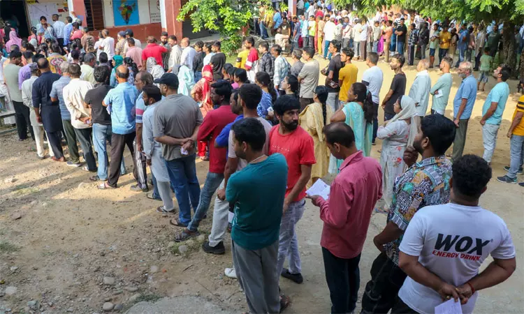 மதியம் 1 மணி நிலவரப்படி 44.08 சதவீத வாக்குகள்... ... ஜம்மு காஷ்மீர் சட்டசபை தேர்தல்: மாலை 5 மணி வரை 65.48 சதவீத வாக்குகள் பதிவு மதியம் 1 மணி நிலவரப்படி 44.08 சதவீத வாக்குகள்... ... ஜம்மு காஷ்மீர் சட்டசபை தேர்தல்: மாலை 5 மணி வரை 65.48 சதவீத வாக்குகள் பதிவு