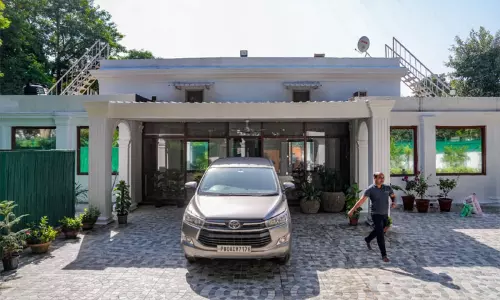 முதல்-மந்திரி இல்லத்தில் இருந்து நாளை வெளியேறுகிறாரா அரவிந்த் கெஜ்ரிவால்? முதல்-மந்திரி இல்லத்தில் இருந்து நாளை வெளியேறுகிறாரா அரவிந்த் கெஜ்ரிவால்?