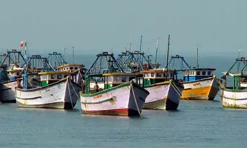 மீனவர்களை விடுவிக்க வலியுறுத்தி ராமேசுவரத்தில் உண்ணாவிரத போராட்டம் மீனவர்களை விடுவிக்க வலியுறுத்தி ராமேசுவரத்தில் உண்ணாவிரத போராட்டம்