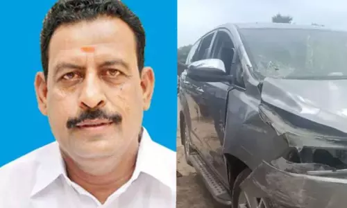 கார் விபத்தில் சிக்கிய முன்னாள் அமைச்சர் ஓ.எஸ். மணியன் கார் விபத்தில் சிக்கிய முன்னாள் அமைச்சர் ஓ.எஸ். மணியன்