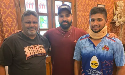 முஷீர் கானை நேரில் சந்தித்து நலம் விசாரித்த ரோகித் சர்மா