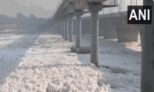 டெல்லி: யமுனை ஆற்றில் மிதக்கும் ரசாயன நுரை - பொதுமக்கள் கவலை