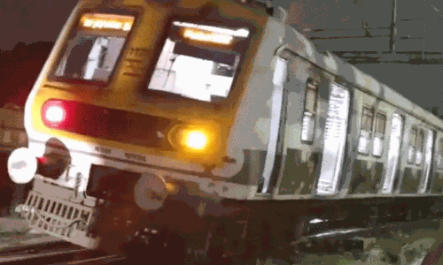 மும்பையில் புறநகர் ரெயில் தடம்புரண்டு விபத்து