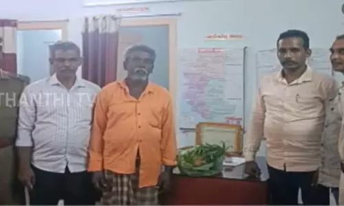 அழகு செடி என நினைத்து வீட்டில் கஞ்சா செடியை வளர்த்த நபர்... கைது செய்த போலீசார்