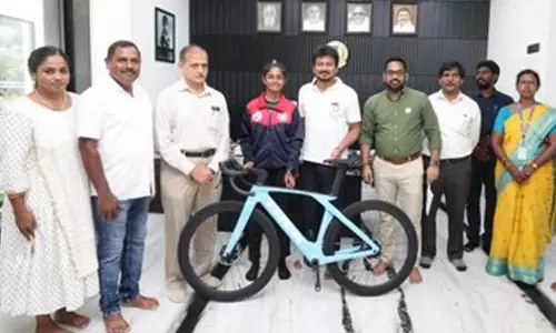 விளையாட்டு வீரர்களுக்கு நிதியுதவி - துணை முதல்-அமைச்சர் உதயநிதி ஸ்டாலின் வழங்கினார்