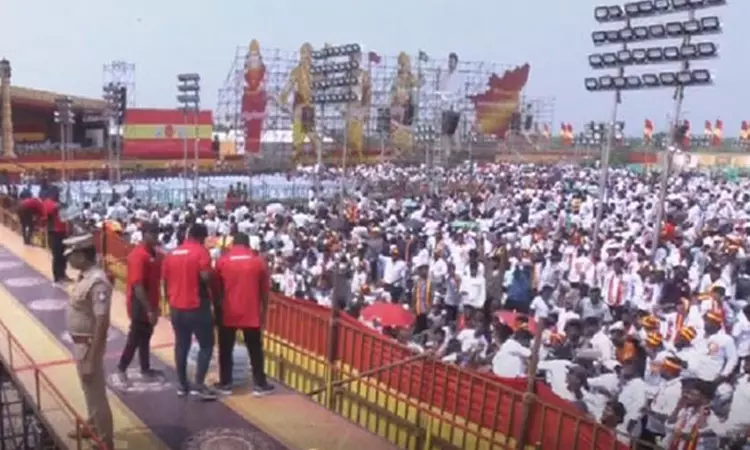 தவெக மாநாட்டு திடலில் 90 சதவீதம் இருக்கைகள் நிரம்பின தவெக மாநாட்டு திடலில் 90 சதவீதம் இருக்கைகள் நிரம்பின