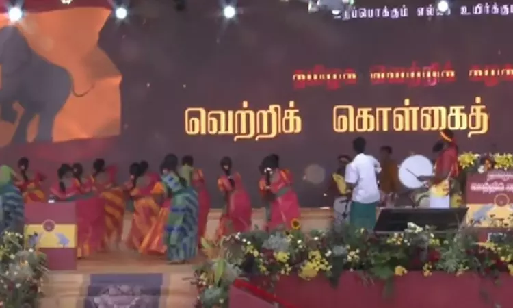 பாரம்பரிய கலை நிகழ்ச்சிகளுடன் விஜய்யின் தவெக... ... கூட்டணி கட்சிகளுக்கு ஆட்சி, அதிகாரத்தில் பங்கு: தவெக தலைவர் விஜய் பாரம்பரிய கலை நிகழ்ச்சிகளுடன் விஜய்யின் தவெக... ... கூட்டணி கட்சிகளுக்கு ஆட்சி, அதிகாரத்தில் பங்கு: தவெக தலைவர் விஜய்