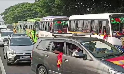 அணிவகுக்கும் வாகனங்கள்... அணிவகுக்கும் வாகனங்கள்...