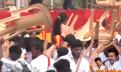 சுட்டெரிக்கும் வெயில் - குடையாக மாறிய நாற்காலி சுட்டெரிக்கும் வெயில் - குடையாக மாறிய நாற்காலி