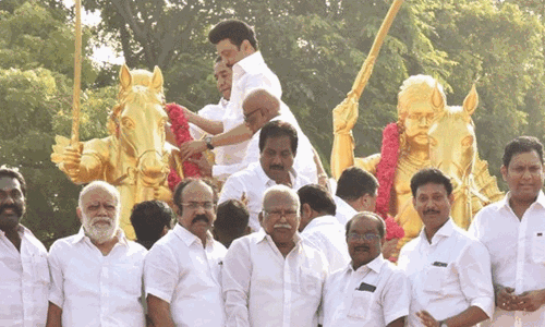 மதுரை: மருதுபாண்டியர்கள் சிலைக்கு முதல்-அமைச்சர் மு.க.ஸ்டாலின் மரியாதை
